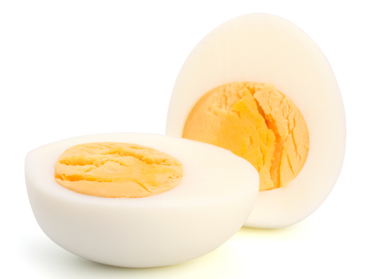 Отварной куриный белок. Вареные яйца. Вареное яйцо на белом фоне. Вареное яйцо в разрезе. Ваоеное яцона белом фоне.