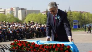 Президент Токаев возложил цветы к Вечному огню