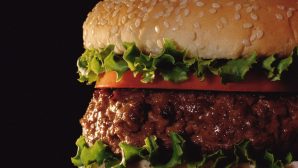 Один дополнительный гамбургер в день пожирает мозг