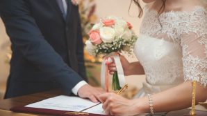 Зачем женщинам менять фамилию при замужестве? Узнайте истинную причину