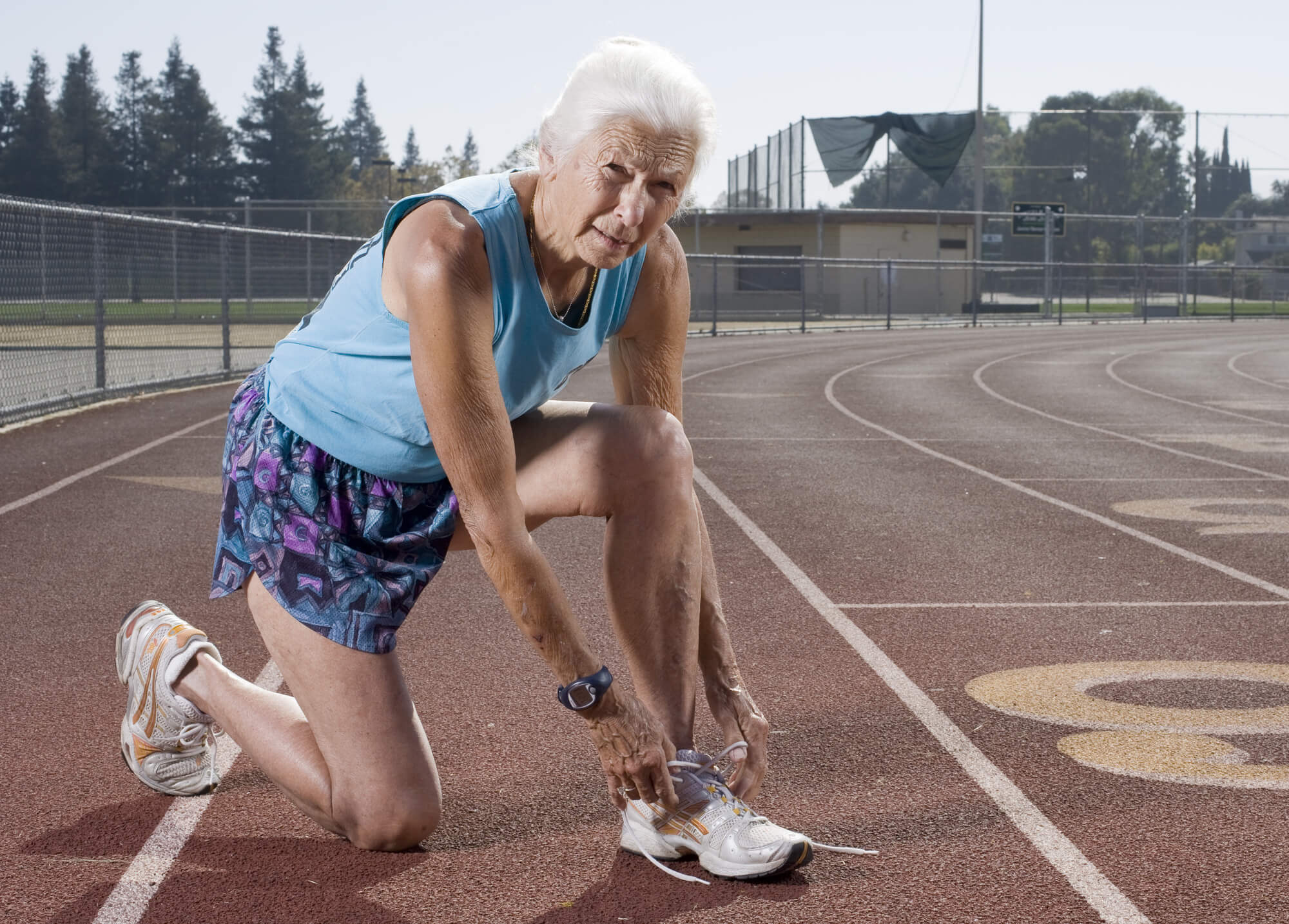 Бедра пенсионерок. Бабушка бежит. Бабушка на пробежке. Спортивные пожилые люди. Пенсионеры бегут.