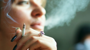 Британские ученые признали курение вредным для здоровья женщин