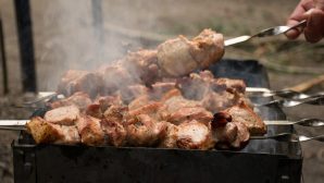 Как сделать жарку мяса на огне менее опасной для здоровья: советы медиков