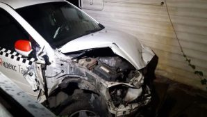 Автомобиль такси и внедорожник снесли заборы при ДТП в Алматы