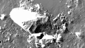 На фото темной стороны Луны обнаружены древние здания