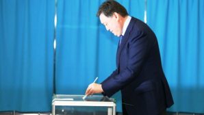 Премьер-министр Казахстана А. Мамин проголосовал на выборах Президента