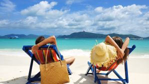 Исследование: люди с высокой зарплатой не могут расслабиться в отпуске