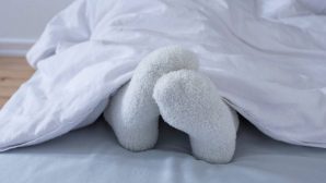 Почему ученые советуют спать в носках