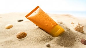 Медики рассказали об опасности солнцезащитного крема