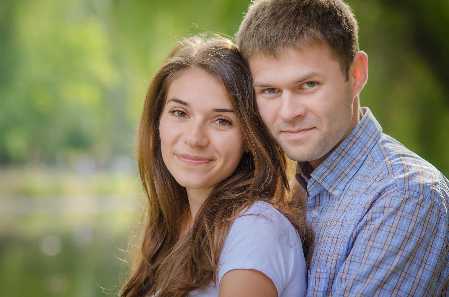 Жена и друг семьи русское. Молодая пара. Супружеская пара. Обычная семейная пара. Счастливая молодая пара.