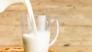 Медики рассказали, стоит ли пить молоко после 30