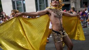 Геи из Казахстана возглавили колонну на параде в Нью-Йорке
