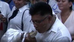 В Мексике мэр города женился на крокодилице