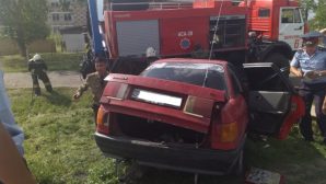 В Сергеевке спасатели вытащили водителя из врезавшегося в столб автомобиля