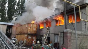 Алматинские пожарные ликвидировали возгорание на складе в Алатауском районе