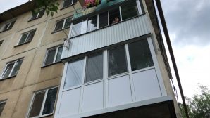 Пенсионер выпал с балкона многоэтажного дома в Уральске