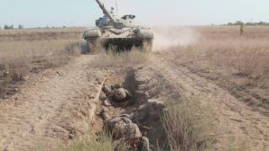 Первокурсники военного ВУЗа прошли испытание «обкатка танком»