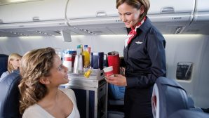 Стюардесса рассказала, почему не стоит пить чай или кофе в самолете