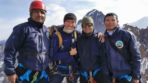 Казахстанские альпинисты совершили восхождение в поддержку боксера Головина