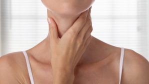 Названы четыре признака проблем с щитовидкой у женщин