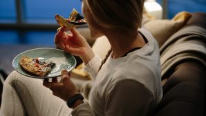 Кардиологи предупредили об опасности вечерних перекусов для женщин