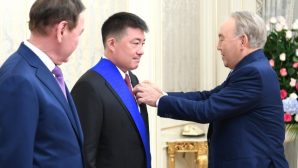 Елбасы вручил награды в канун 28-летия Независимости Казахстана