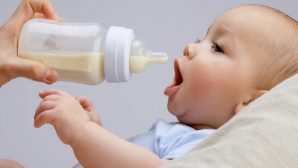 Мать до смерти закормила младенца сухими молочными смесями