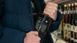 В Павлодаре парень захотел выпить, украл в магазине виски и стал фигурантом уголовного дела