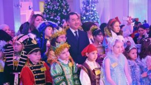 Аким Алматы устроил детям новогодний праздник