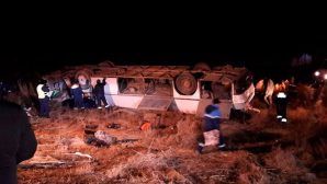 Погибло 7 человек: Пассажирский автобус перевернулся в Казахстане из-за гололеда