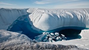 Во льдах Гренландии появляются "крупнейшие в мире водопады". Почему это беспокоит ученых