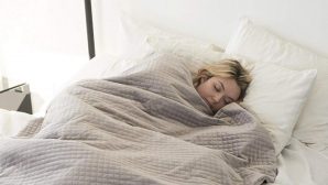 Гинеколог советует женщинам спать в широких штанах либо совсем без ничего