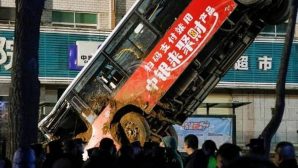 В Китае шесть человек погибли в провалившемся в дыру автобусе