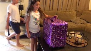 Девовчка увидела, что коробка с подарком движется: ее ждал лучший сюрприз в жизни