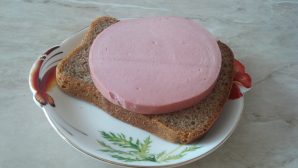 Медики: какой кусок колбасы на бутерброде безвреден для здоровья