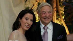 Продавщица вышла замуж за 83-летнего миллиардера из списка Forbes. Как сложилась их жизнь спустя 6 лет