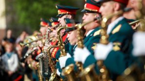 В Алматы прошел флешмоб военного оркестра