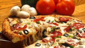 Разносчика в Экибастузе накажут за «дегустацию» пиццы в лифте