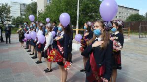 В школах Казахстана вручили аттестаты