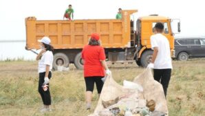 Экоактивисты и волонтеры очистили от мусора берег озера Сарыоба
