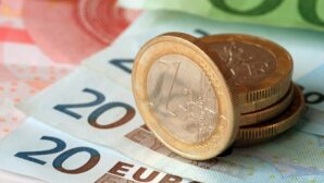 Сотрудники банка сбывали фальшивые евро в Шымкенте
