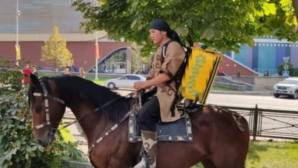 В Алматы полиция сделала замечание курьеру на лошади