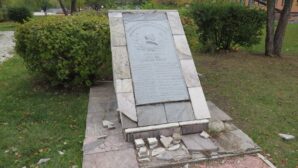 Вандалы разрушили два памятника в Петропавловске