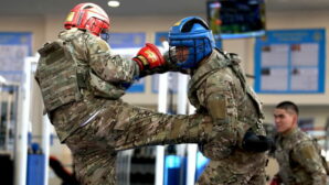 Военные оттачивают мастерство армейского рукопашного боя