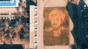 Студенты из Алматы нарисовали на футбольном поле портрет аль-Фараби из листьев