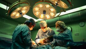 Алматинские врачи спасли пациента с ножевым ранением