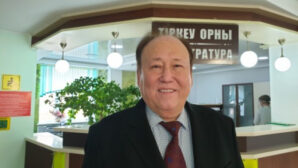 Казахстанский певец подарил больнице дезинфекционный аппарат