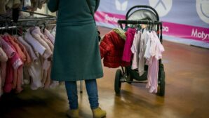 В столице супруги с детской коляской обокрали магазины ТРЦ