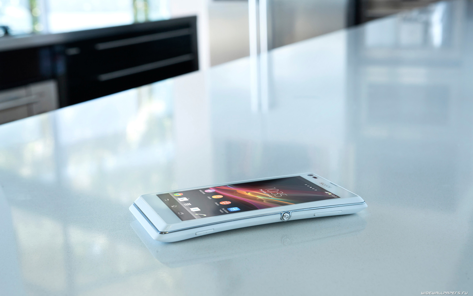 Положите телефон на стол. Sony Xperia c2105. Смартфон на столе. Смартфон лежит на столе. Сотовый стол.