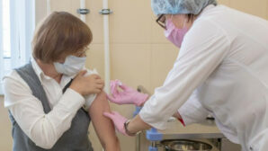 Три тысячи добровольцев получили казахстанскую вакцину